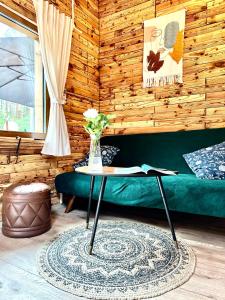 Urocza chatka w lesie nad wodą