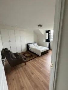 Spacious 3 Bedroom Semi-Detached House - 萨顿