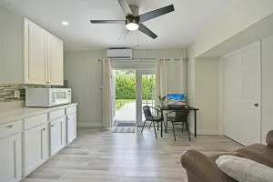 Bedroom and bathroom - perfect for solo traveler - Pahokee