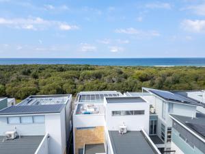 Oceanfront Oasis - Magenta