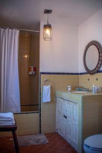 5Br House 4 Blocks away to the Parish 7 min walk