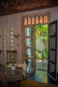 5Br House 4 Blocks away to the Parish 7 min walk