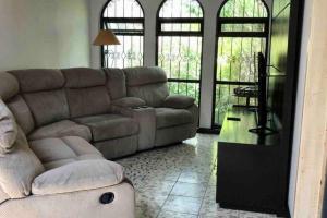 5Br House 4 Blocks away to the Parish 7 min walk