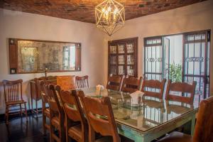 5Br House 4 Blocks away to the Parish 7 min walk