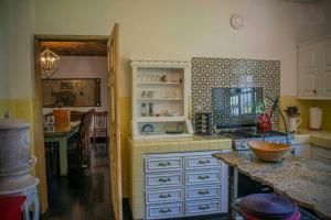 5Br House 4 Blocks away to the Parish 7 min walk