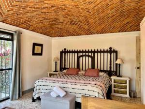 5Br House 4 Blocks away to the Parish 7 min walk