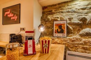 Movie Room Immersion unique et atmosphère cosy assurée - wifi inclus