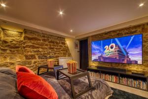 Movie Room Immersion unique et atmosphère cosy assurée - wifi inclus