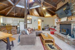 Big Bear Cabin with Hot Tub Less Than 3 Mi to Skiing!