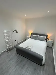 Luxury 2 Bed Apartment, Sleeps 6 with Sofa bed, Close to Sale Tram Station - Sale