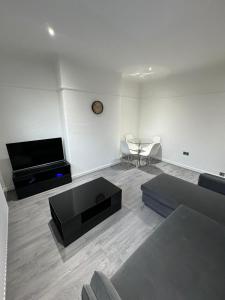 Luxury 2 Bed Apartment, Sleeps 6 with Sofa bed, Close to Sale Tram Station