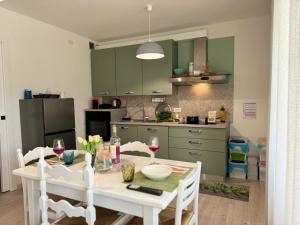 Green House Next - Lovely Apartment for family and Free Parking