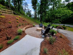 Lil Cabin in the Cove! MTN views, theater, hot tub, games, king beds, Prime Location!