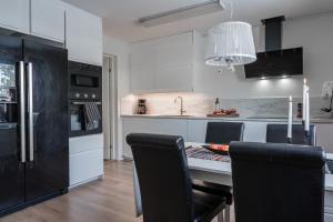 Guestly Homes - Spacious 5BR Villa with Sauna