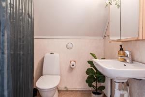 Guestly Homes - Spacious 5BR Villa with Sauna