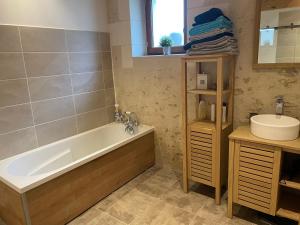 Belle grange au milieu de la campagne et des chevaux