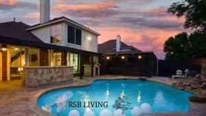 Prestigious 5BR 3,5BA Holiday Home with Pool, Sauna, Game Room & Bar - Rowlett