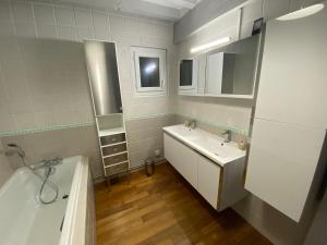 Villas Maison 10p avec piscine, chauffee et partagee avec 1 autre gite, horaires privatifs pour chaque gite - Reservation sur https auxportesdetretat fr : photos des chambres