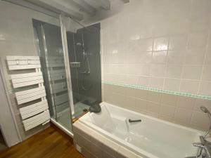 Villas Maison 10p avec piscine, chauffee et partagee avec 1 autre gite, horaires privatifs pour chaque gite - Reservation sur https auxportesdetretat fr : photos des chambres