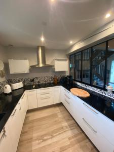 Villas Maison 10p avec piscine, chauffee et partagee avec 1 autre gite, horaires privatifs pour chaque gite - Reservation sur https auxportesdetretat fr : photos des chambres