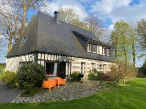 Maison 10p avec piscine, chauffée et partagée avec 1 autre gîte, horaires privatifs pour chaque gîte - Réservation sur https auxportesdetretat fr