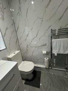 Luxury 2 Bed Apartment, Sleeps 6 with Sofa bed, Close to Sale Tram Station