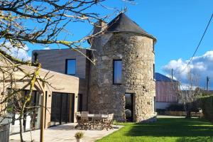 Maisons de vacances Le Moulin du Gwalarn, charme avec jacuzzi : Maison 4 Chambres