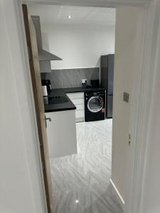 Luxury 2 Bed Apartment, Sleeps 6 with Sofa bed, Close to Sale Tram Station