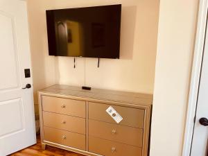 OoohLaLa! 2 Beds and 2 Full Baths wFree Parking