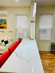 OoohLaLa! 2 Beds and 2 Full Baths wFree Parking