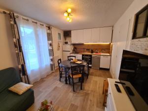 Appartements Escapade Montagne en Famille, appartement cosy avec piscine couverte : photos des chambres