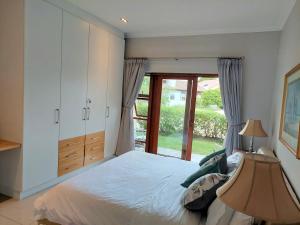 Whalerock Sea-esta! Walk to the beach plus partial load-shedding backup