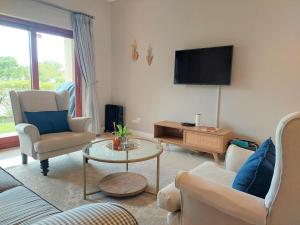 Whalerock Sea-esta! Walk to the beach plus partial load-shedding backup