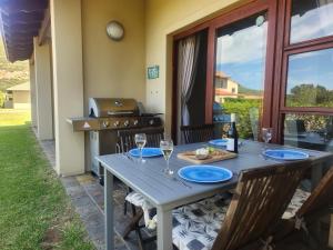 Whalerock Sea-esta! Walk to the beach plus partial load-shedding backup