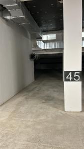 Becca’s Downtown Apartment with private parking