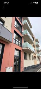 Becca’s Downtown Apartment with private parking