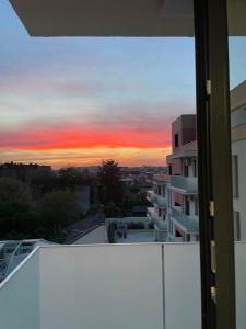 Becca’s Downtown Apartment with private parking