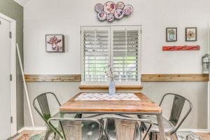 Quaint Cloudcroft Cabin with Stunning Forest Views!