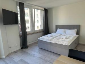 Downtown Deluxe Studio with Queen Bed BE-26