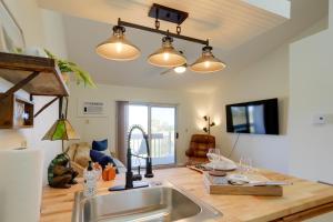 Pet-Friendly Oak Harbor Condo Walk to Lake!