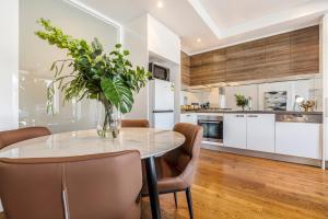 VAQUAY Odyssey In Caulfield North