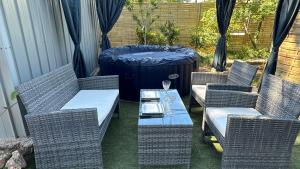 Maisons de vacances Duo independant, piscine et jacuzzi Espace pour vos toutous : photos des chambres