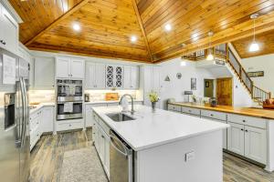 Cabin on 23 Acres with Creek Access in Broken Bow