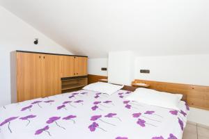 Seaside apartments with a swimming pool Okrug Gornji, Ciovo - 11374