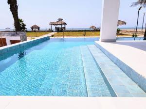 Hermosa Casa en Primera Fila Frente al Mar con Piscina