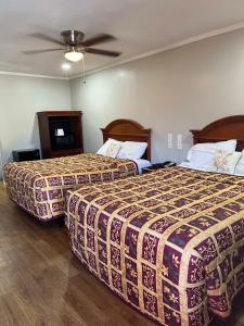 Queen Room with Pool View room in Hill Country Inn