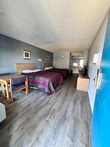 Queen Room with Two Queen Beds - Non-Smoking room in Knights Inn Ruther Glen