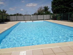 Maisons de vacances Maison confortable pres de la plage avec piscine a Sarzeau, Presqu'ile de Rhuys - FR-1-639-20 : photos des chambres