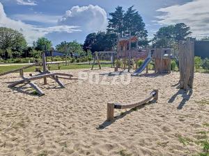 Chalets Chalet elegant a Jullouville : plage, terrasse, piscine chauffee, 4 couchages - FR-1-361-534 : photos des chambres