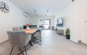 3 Bedroom Lovely Home In Gornje Rastane